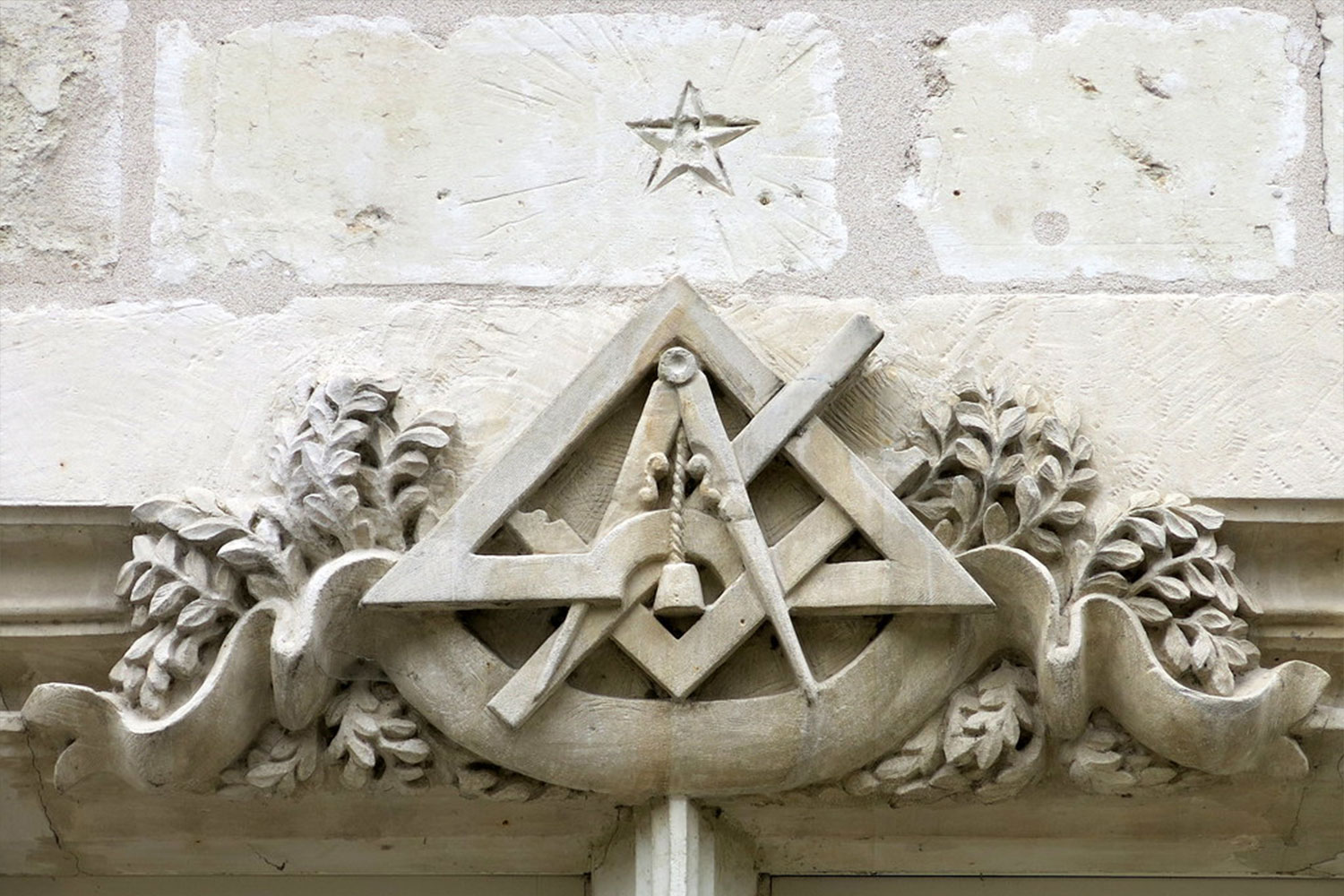 Relieve de escuadra y compás